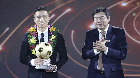 Tổng biên tập Báo Sài Gòn Giải Phóng Tăng Hữu Phong trao danh hiệu Quả bóng vàng futsal năm 2023 cho Phạm Đức Hòa. ẢNH: DŨNG PHƯƠNG 