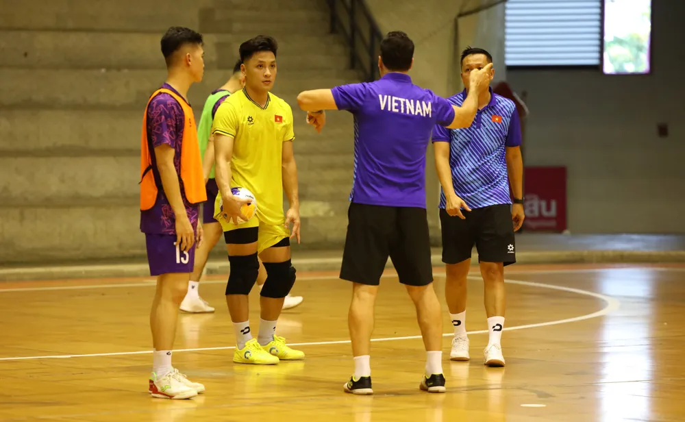 HLV Diego Giustozzi hướng dẫn Hồ Văn Ý cách triển khai bóng từ vị trí thủ môn. ẢNH: TÂM HÀ 