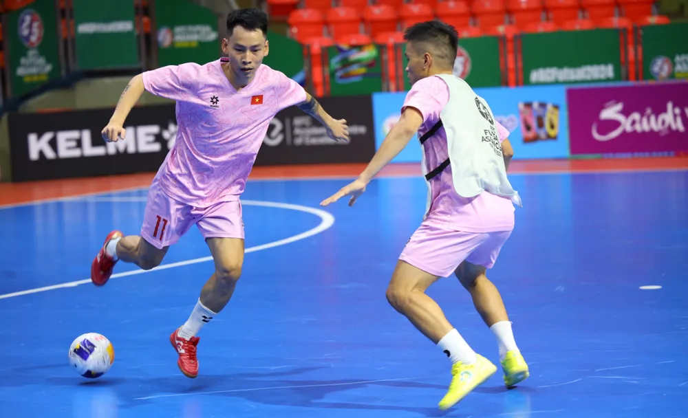 Đội tuyển futsal Việt Nam làm quen với Nhà thi đấu Huamark. ẢNH: TÂM HÀ 
