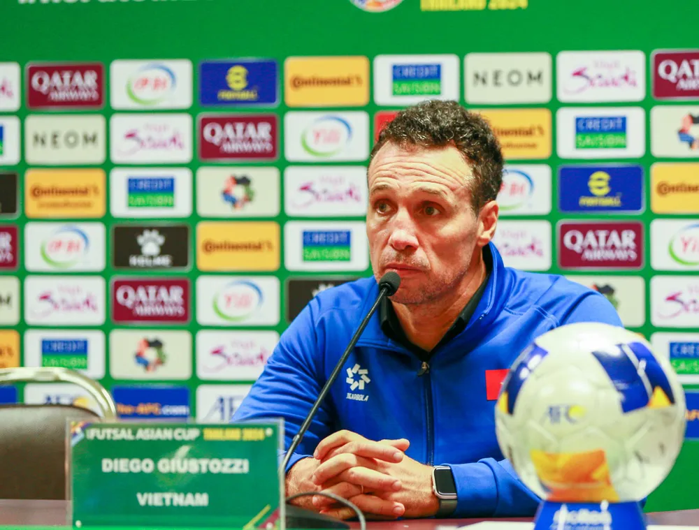 HLV Diego Giustozzi hài lòng về màn trình diễn của các tuyển thủ futsal Việt Nam. ẢNH: TÂM HÀ 