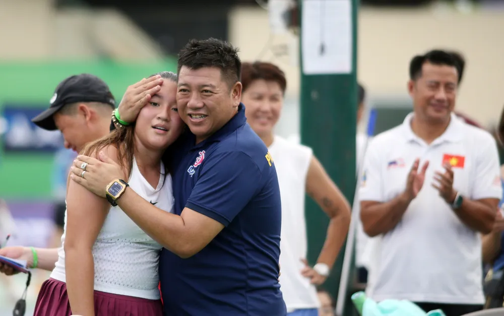 Cựu tuyển thủ quần vợt Việt Nam Huỳnh Phú Quí (áo đen) ôm Huỳnh Trần Ngọc Nhi sau khi con gái giành chức vô địch Giải Pickleball mở rộng - khu vực châu Á 2024. ẢNH: DŨNG PHƯƠNG 