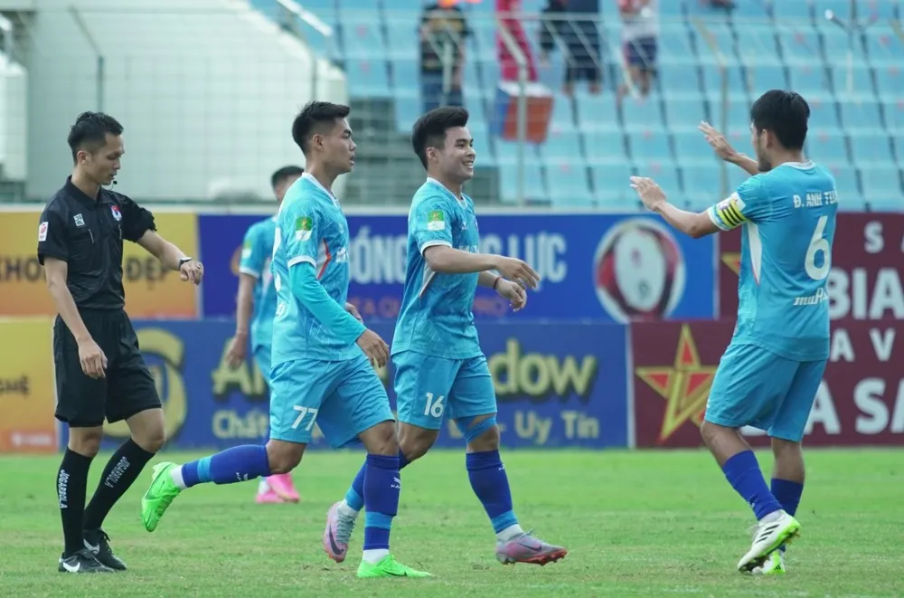 Niềm vui của các cầu thủ Đà Nẵng. ẢNH: XUÂN HIẾU 