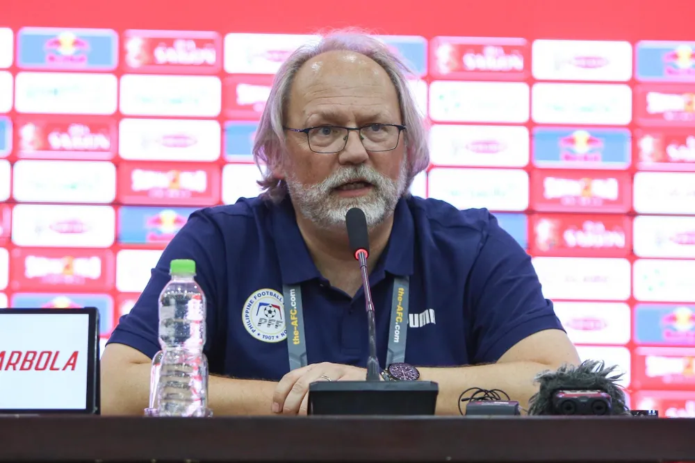 HLV Tom Saintfiet phải đính chính khi bị truyền thông Indonesia suy diễn "muốn giúp đội tuyển Việt Nam". 