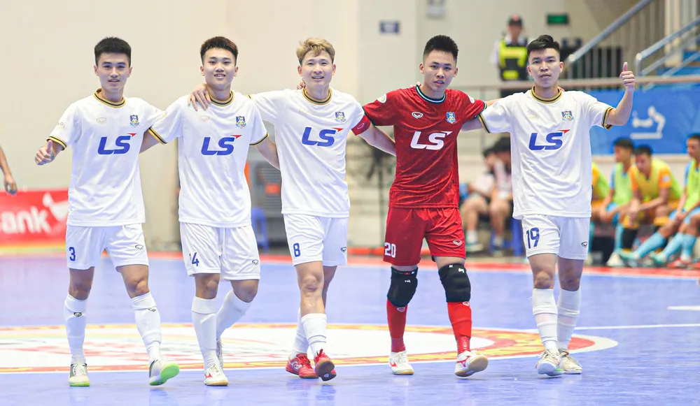 Các cầu thủ Thái Sơn Bắc đã tìm lại niềm vui chiến thắng. ẢNH: ANH TRẦN 