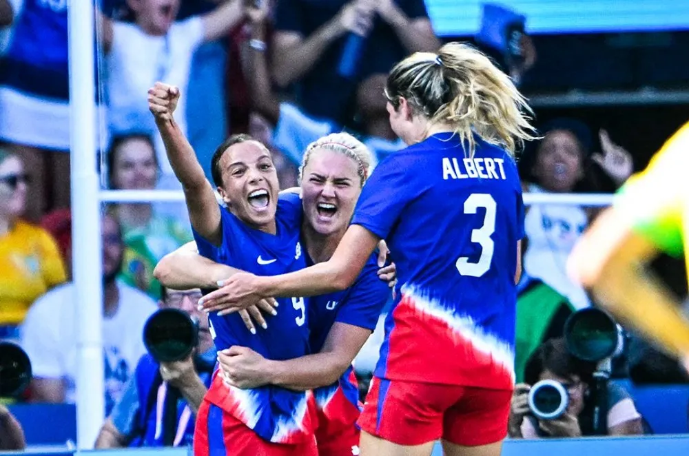 Tuyển nữ Mỹ có lần thứ 5 đoạt huy chương vàng bóng đá nữ Olympic. ẢNH: REUTERS 