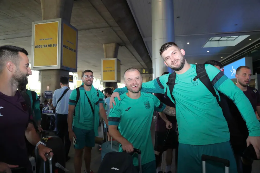 Các cầu thủ Futsal Anderlecht háo hức trong lần đầu đến TPHCM thi đấu giao hữu. ẢNH: ANH TRẦN 