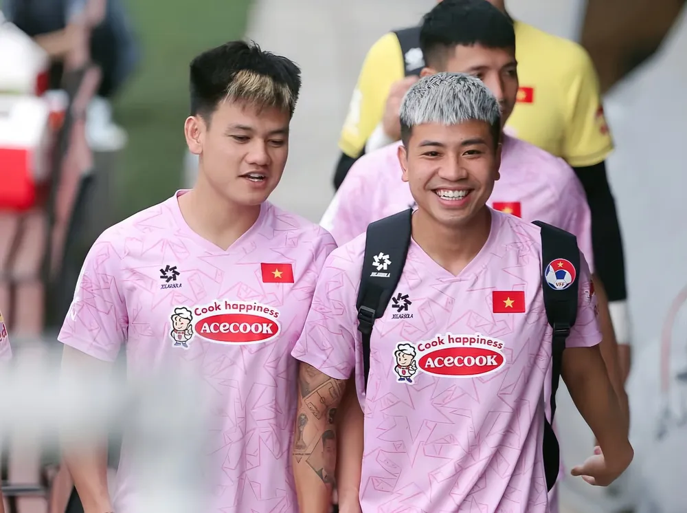 Đinh Thanh Bình (phải) được kỳ vọng bùng nổ dưới thời HLV Kim Sang-sik. 