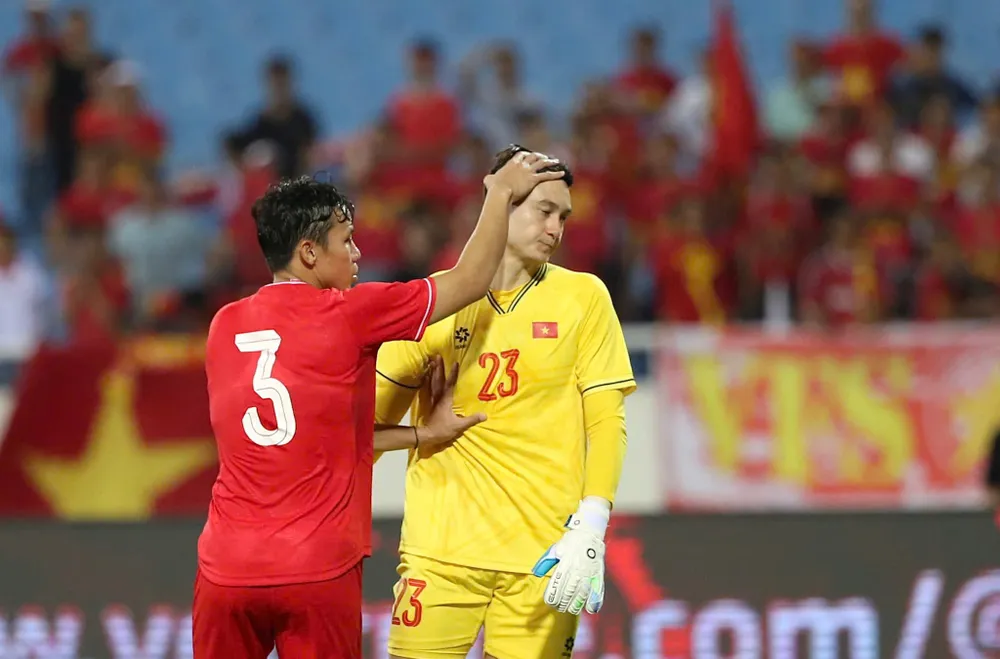 Quế Ngọc Hải động viên Đặng Văn Lâm sau khi thủ môn của đội tuyển Việt Nam mắc sai lầm dẫn đến bàn thua thứ 2. 