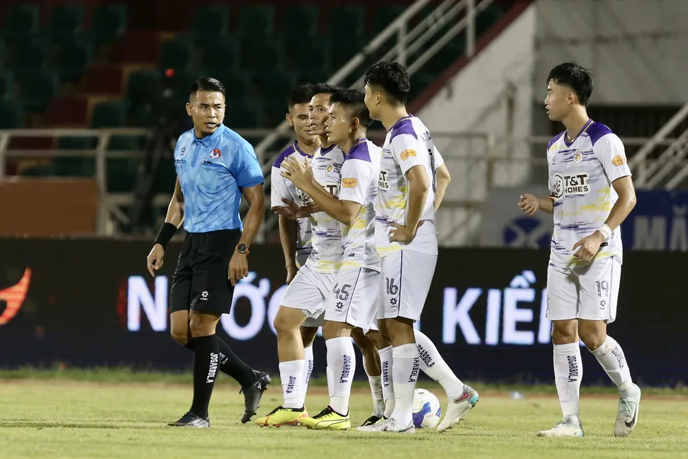 Văn Quyết cân bằng kỷ lục ghi 116 bàn thắng tại V-League của Lê Công Vinh. ẢNH: DŨNG PHƯƠNG 