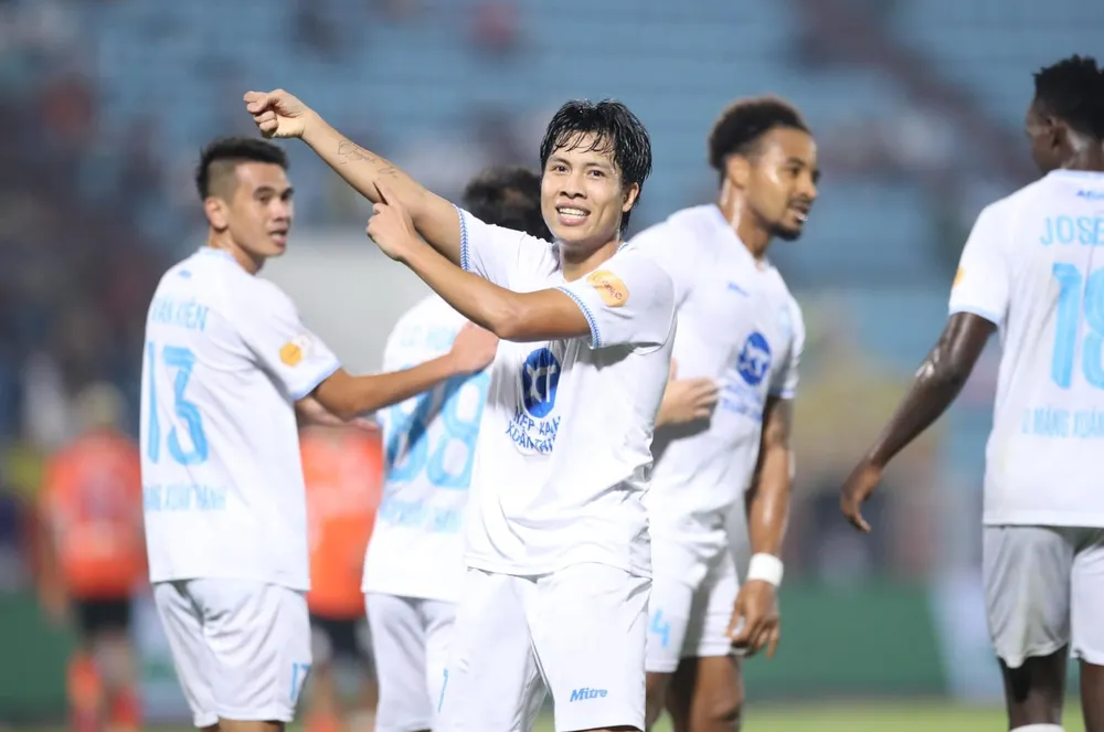 Nguyễn Văn Vĩ được HLV Kim Sang-sik gọi bổ sung lên đội tuyển Việt Nam chuẩn bị tham dự ASEAN Cup 2024. 