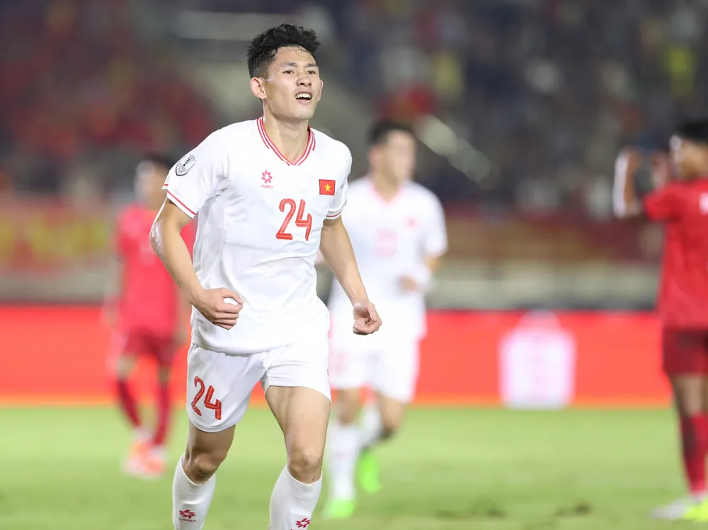 Hai Long ăn mừng đầy xúc động với bàn thắng đầu tiên cho đội tuyển Việt Nam. 