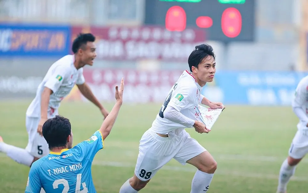 Niềm vui của các cầu thủ PVF-CAND khi tìm lại công thức chiến thắng. 