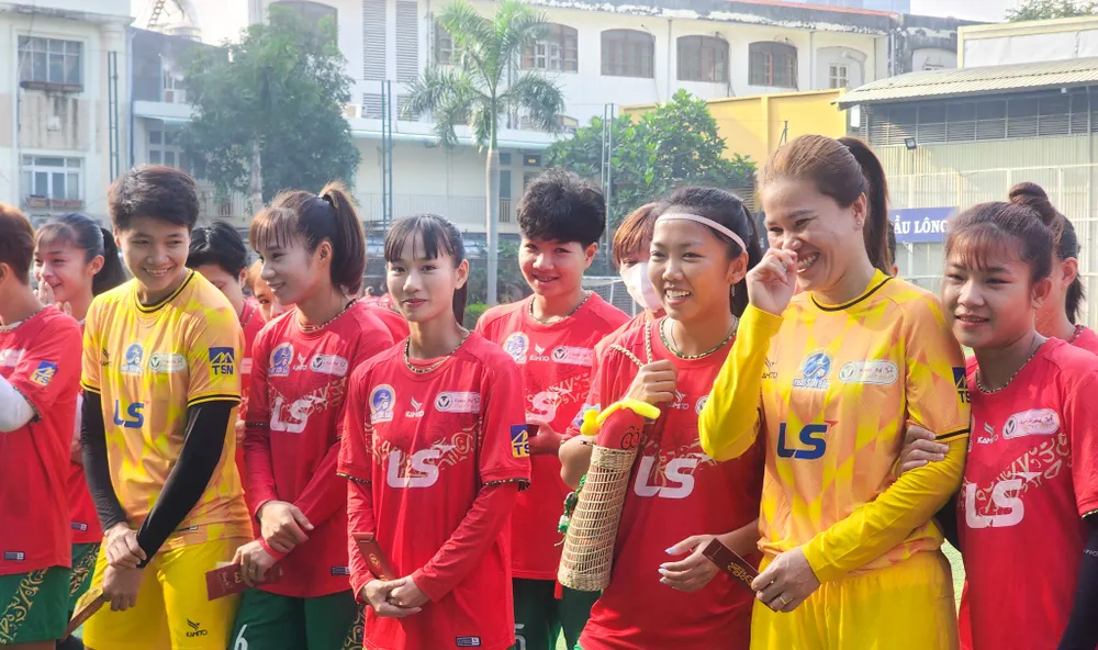 Huỳnh Như cùng các cầu thủ nữ TPHCM rạng ngời trong ngày hội quân của năm Ất Tỵ 2025.