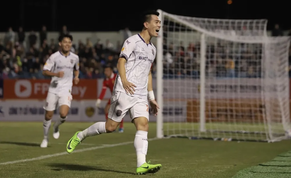 Tiến Linh ăn mừng bàn thắng vào lưới Quảng Nam. 