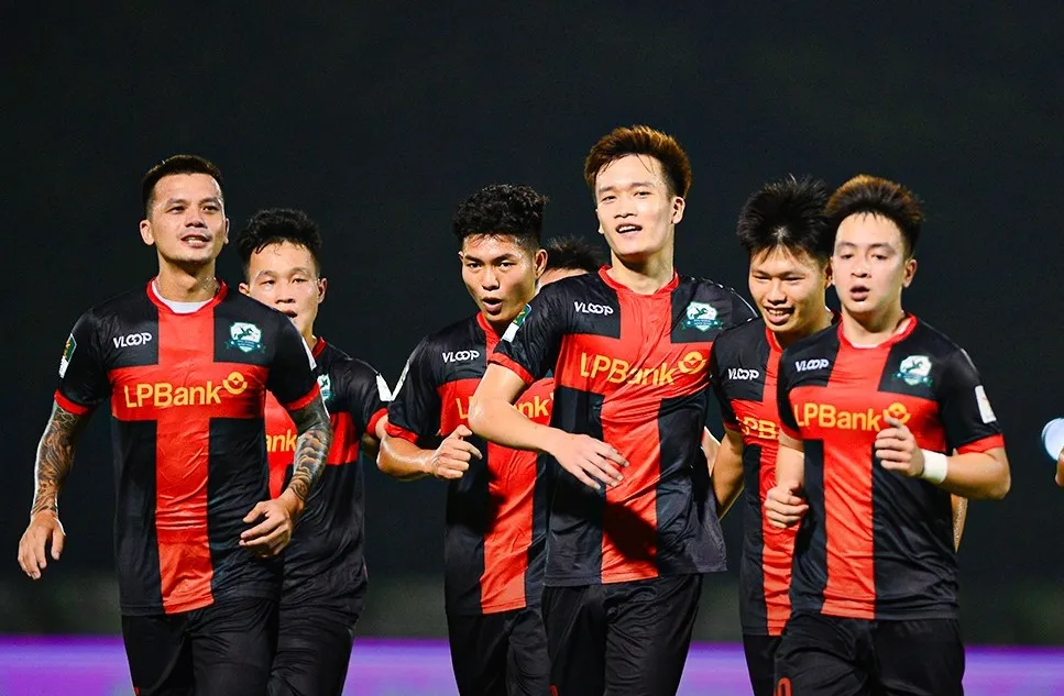 Hoàng Đức ghi bàn thắng duy nhất để Ninh Bình thắng Bình Phước. 