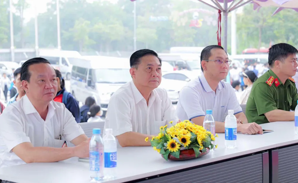 Lãnh đạo tỉnh Bình Dương đến dự Lễ khai mạc Liên hoan Võ nhạc. 