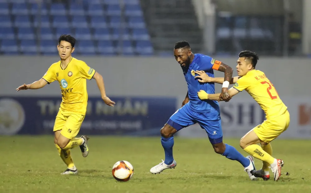 Các cầu thủ Quảng Nam gặp Thanh Hóa mà không có HLV trưởng chỉ đạo. 