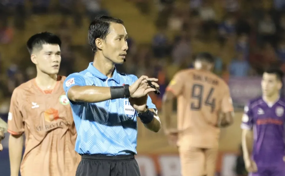 VFF cho trọng tài FIFA Lê Vũ Linh thôi làm nhiệm vụ tại V-League 2024-2025. 