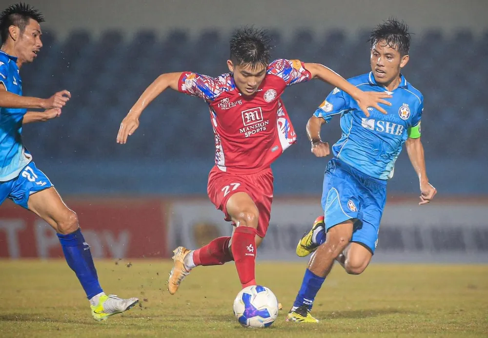 Đà Nẵng (áo xanh) bị CLB TPHCM (áo đỏ) chia điểm trên sân Tam Kỳ. 