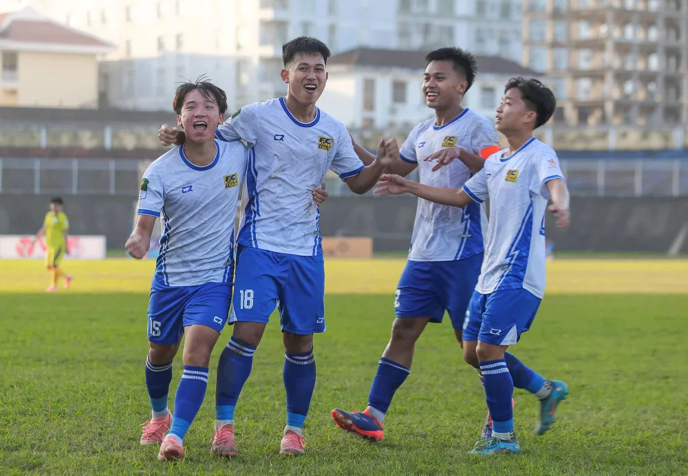 Tuyển thủ U19 Việt Nam Nguyễn Đăng Khoa (số 18) ghi bàn cho Huế. ẢNH: TÂM HÀ 