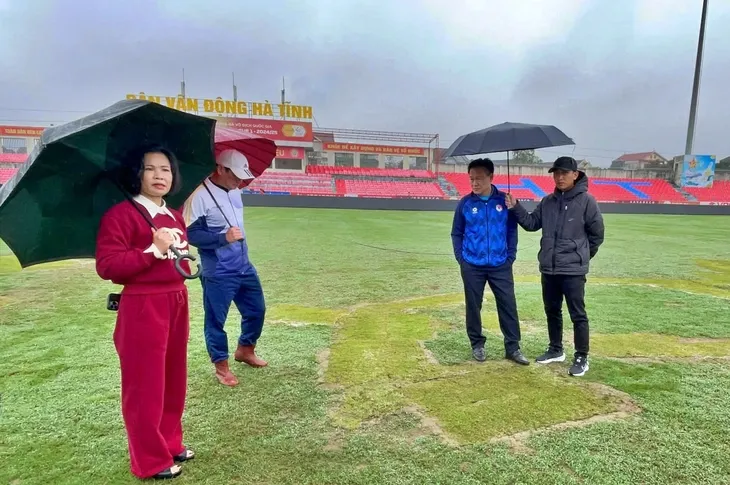 Đại diện Công ty VPF kiểm tra sân Hà Tĩnh vào chiều 24-2. 