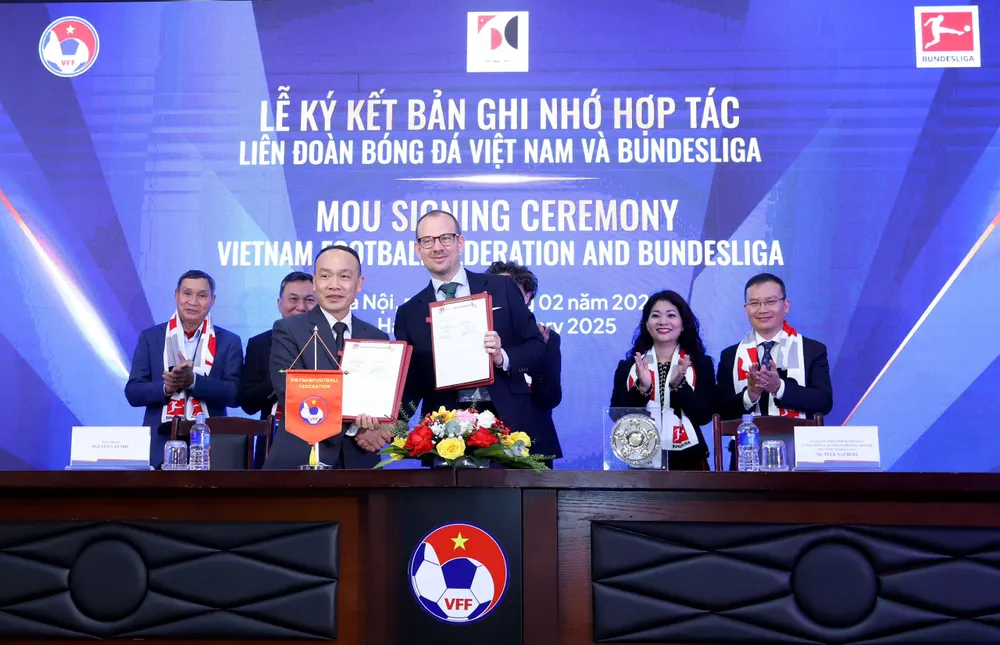 Tổng Thư ký VFF Nguyễn Văn Phú cùng đại diện Bundesliga ký kết bản ghi nhớ hợp tác. ẢNH: MINH HOÀNG 