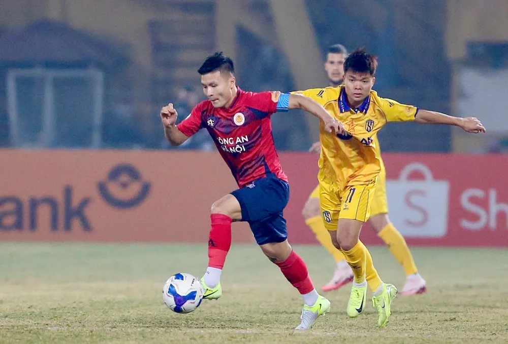 Nguyễn Quang Hải cùng các đồng đội tại CAHN dự báo gặp nhiều khó khăn trên sân Vinh. 