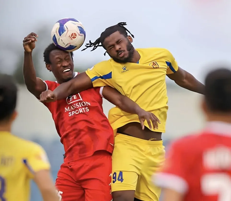 Các cầu thủ Quảng Nam (áo vàng) và Hải Phòng đã thi đấu đầy cống hiến. ẢNH: VPF