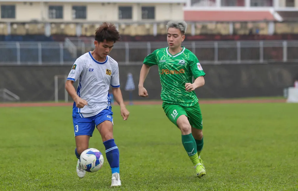 Ninh Bình (áo xanh) duy trì mạch chiến thắng từ đầu Giải hạng Nhất quốc gia 2024-2025. 