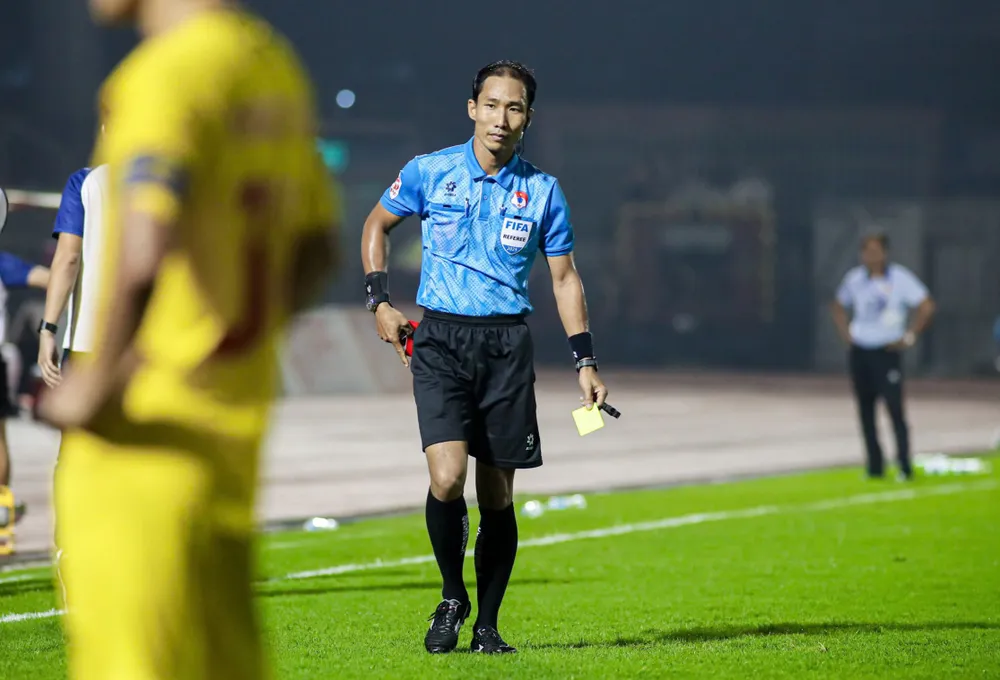 Trọng tài FIFA Lê Vũ Linh điều hành trận đấu giữa CLB TPHCM và Thanh Hóa. ẢNH: DŨNG PHƯƠNG 