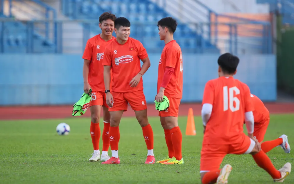 Đội tuyển Việt Nam tập buổi đầu tiên trên sân Bình Dương vào chiều 13-3. ẢNH: DŨNG PHƯƠNG 