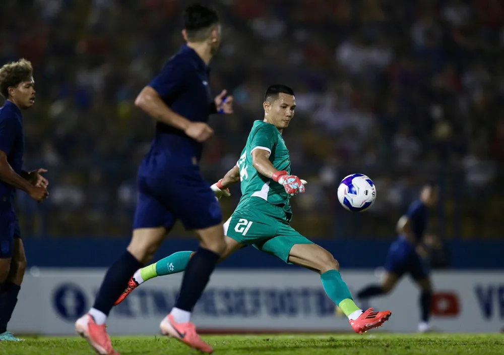 Thủ môn Nguyễn Đình Triệu bị ngộ độc thực phẩm. ẢNH: DŨNG PHƯƠNG 