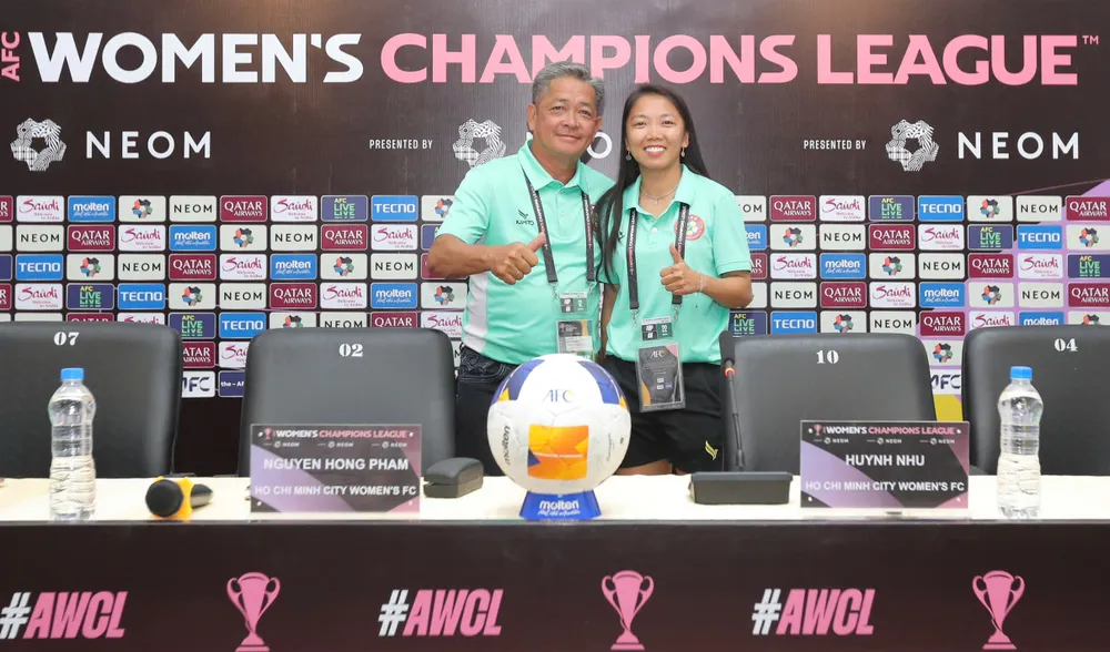 HLV Nguyễn Hồng Phẩm cùng tiền đạo Huỳnh Như tự tin trước giờ bóng lăn. 