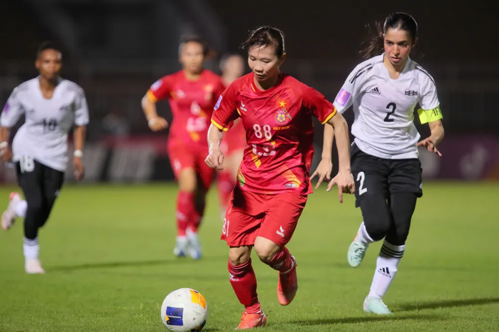 Trần Thị Thùy Trang cùng các đồng đội tại CLB nữ TPHCM đã có chiến thắng lịch sử. ẢNH: DŨNG PHƯƠNG 