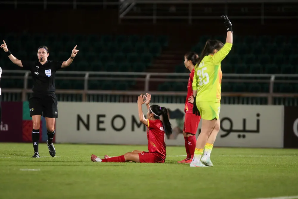 Trọng tài Casey Lisa Reibelt không công nhận bàn thắng của Huỳnh Như. ẢNH: DŨNG PHƯƠNG