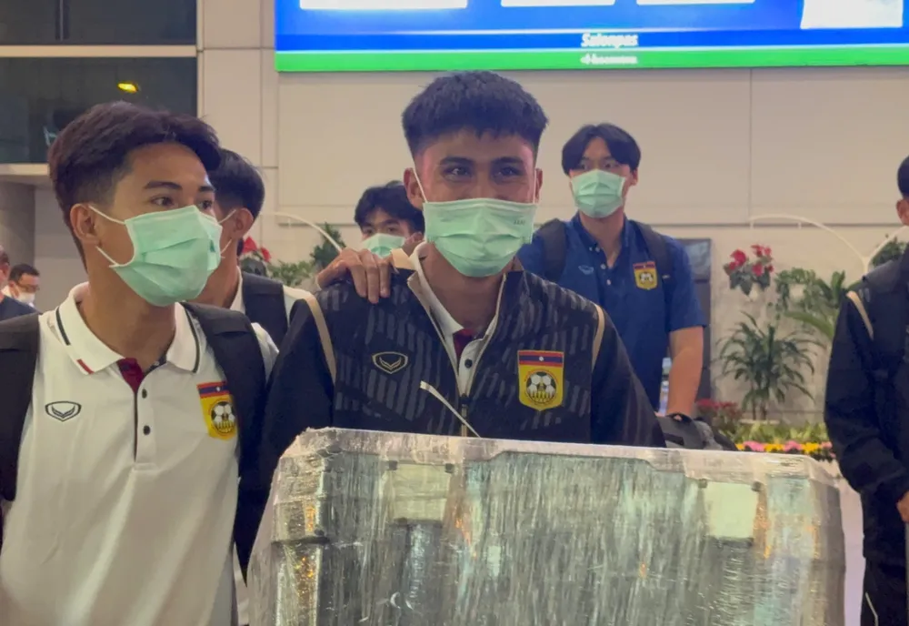 Các tuyển thủ Lào có mặt tại TP Thủ Dầu Một vào đêm khuya. ẢNH: TÂM HÀ 