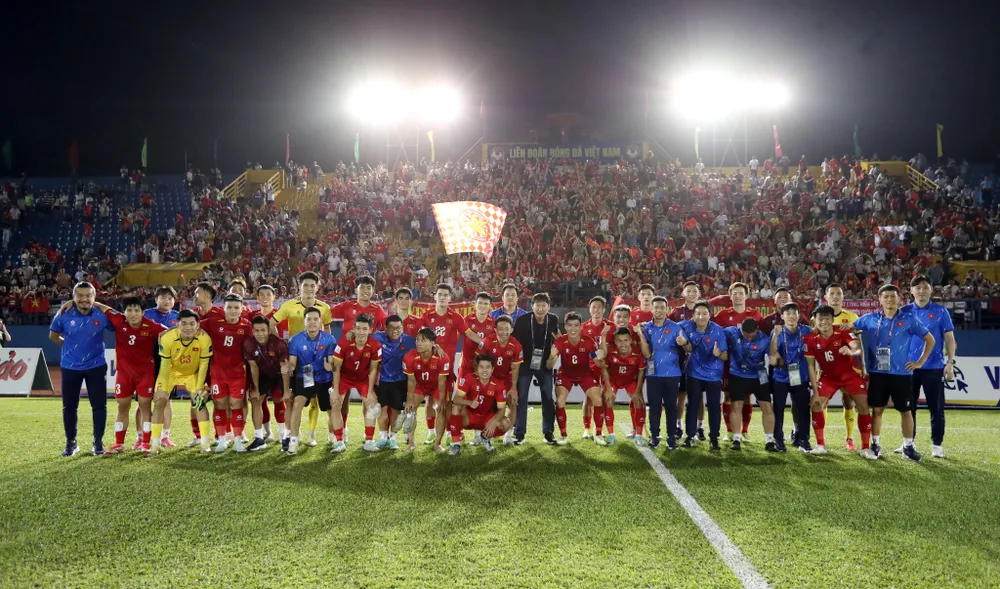 Đội tuyển Việt Nam chụp ảnh kỷ niệm với người hâm mộ tại sân Bình Dương. 