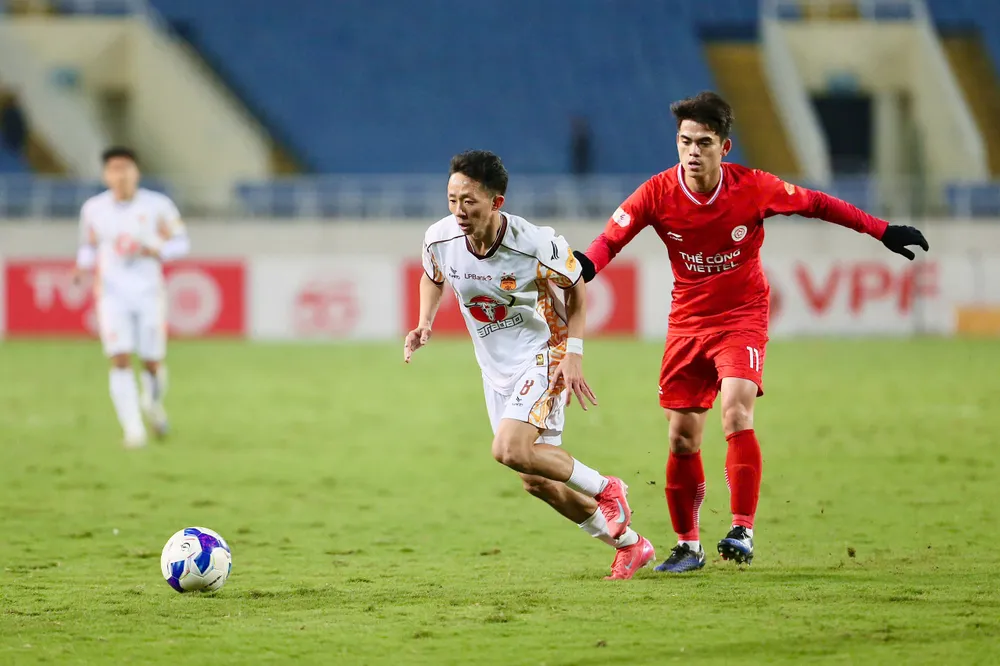 Hai tuyển thủ Khuất Văn Khang (Viettel FC) và Châu Ngọc Quang (HAGL) sẽ đối đầu nhau tại vòng tứ kết Cúp quốc gia 2024-2025. ẢNH: VPF 