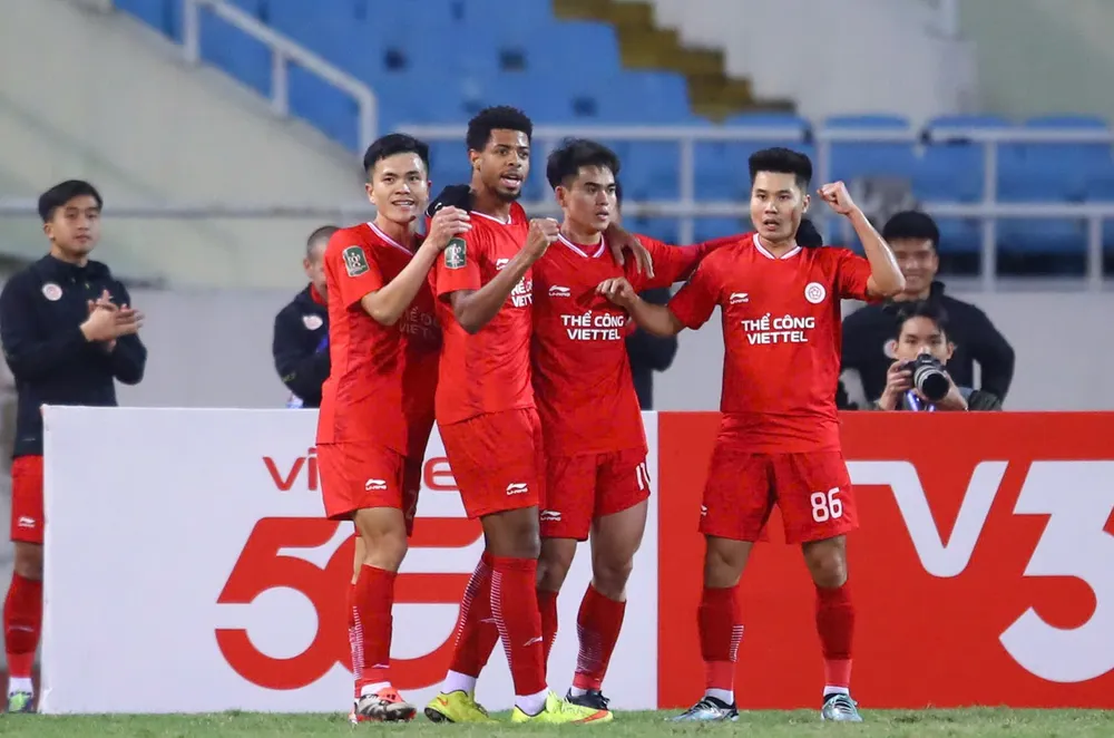 Các cầu thủ Viettel FC ăn mừng bàn thắng mở điểm của Văn Khang. ẢNH: MINH HOÀNG 