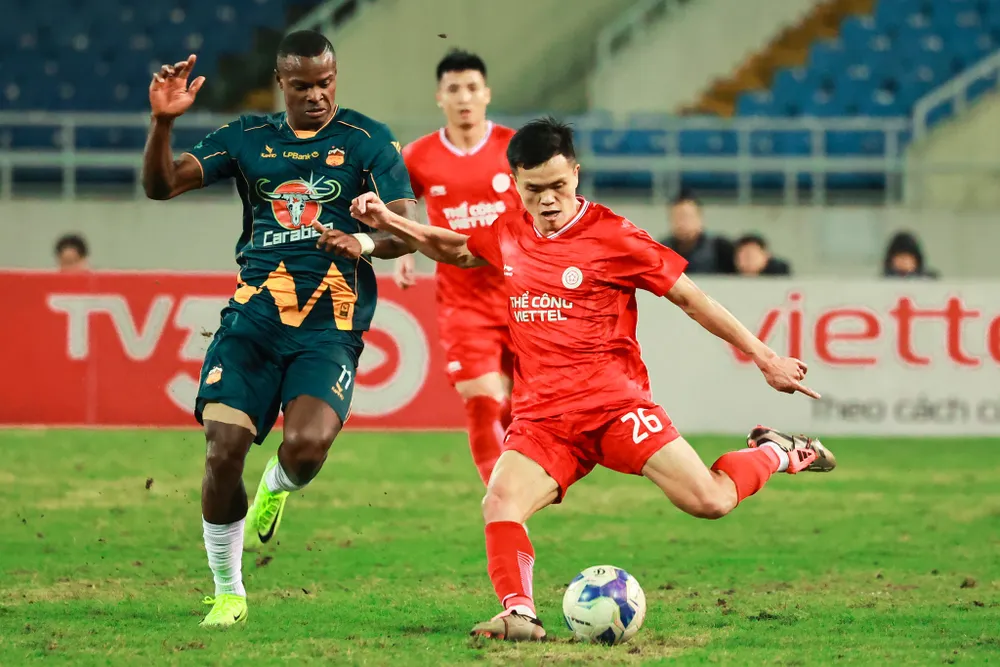 Mặt sân Mỹ Đình không tốt khi tổ chức trận đấu giữa Viettel FC và HAGL thuộc vòng tứ kết Cúp quốc gia 2024-2025