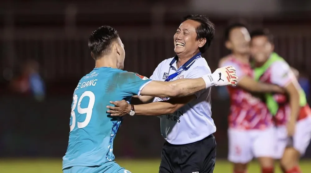 Patrik Lê Giang cùng đồng đội tại CLB TPHCM quyết tâm giành 3 điểm để làm quà sinh nhật tặng HLV Phùng Thanh Phương. ẢNH: CAO TOÀN