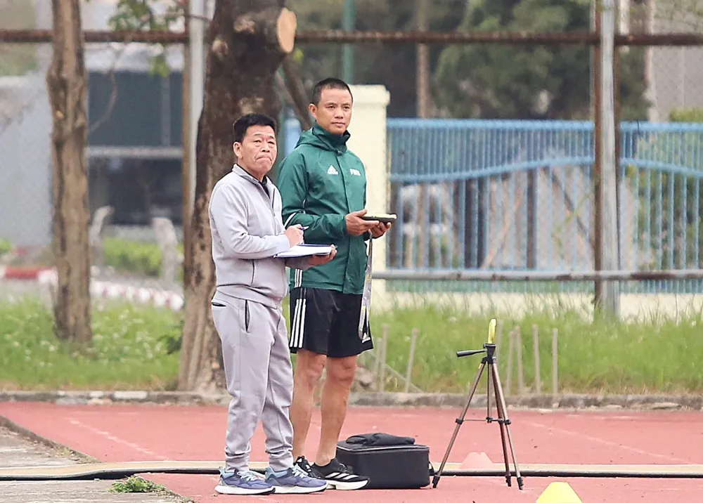 Cựu phó Ban Trọng tài VFF Võ Quang Vinh (áo xanh) bị cấm tham gia các hoạt động thuộc VFF quản lý, tổ chức trong 2 năm. 