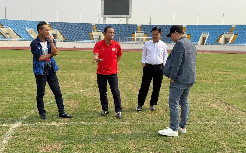 Đoàn công tác Công ty VPF kiểm tra, đánh giá mặt sân Mỹ Đình vào chiều 3-4. 