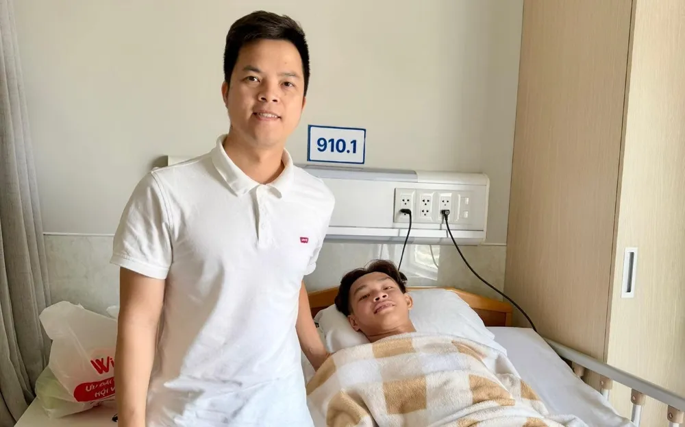 Bác sĩ Trần Huy Thọ của đội tuyển Việt Nam thăm tiền đạo Bùi Vĩ Hào sau ca phẫu thuật.