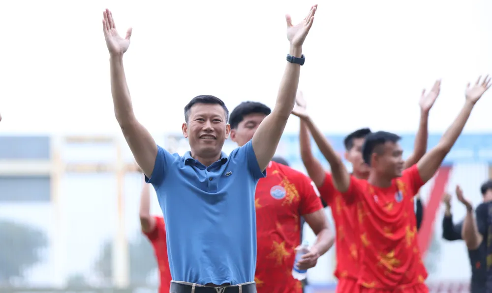 Niềm vui của HLV Thạch Bảo Khanh ở trận ra mắt PVF. ẢNH: MINH HOÀNG 