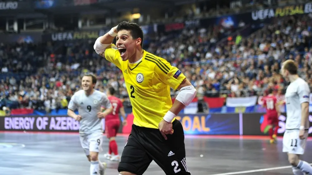 Thủ môn Leo Higuita là một trong những ngôi sao futsal thế giới sang TPHCM thi đấu. 