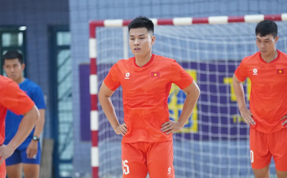 Tuyển thủ futsal Vũ Đức Tùng tái phát chấn thương dây chằng. ẢNH: TÂM HÀ 