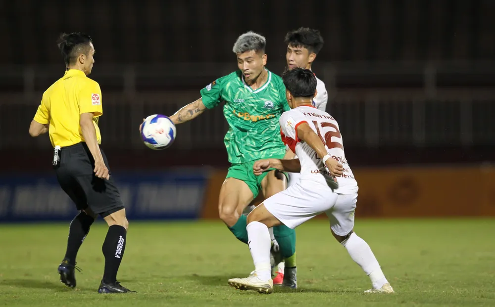 Tuyển thủ Đinh Thanh Bình dính chấn thương khả năng lỡ hẹn trận đấu với Long An. ẢNH: DŨNG PHƯƠNG 