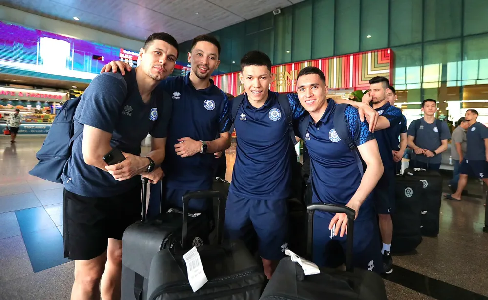 Đội tuyển futsal Kazakhstan đặt chân đến TPHCM. ẢNH: TÂM HÀ 