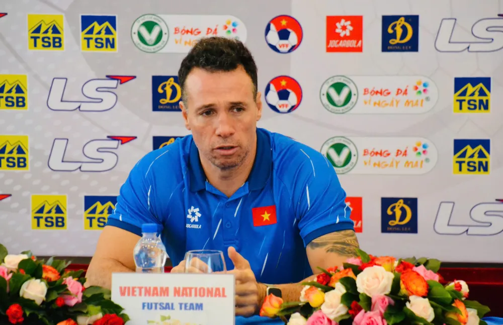 HLV Diego Giustozzi đánh giá rất cao đội tuyển futsal Kazakhstan. ẢNH: TÂM HÀ 